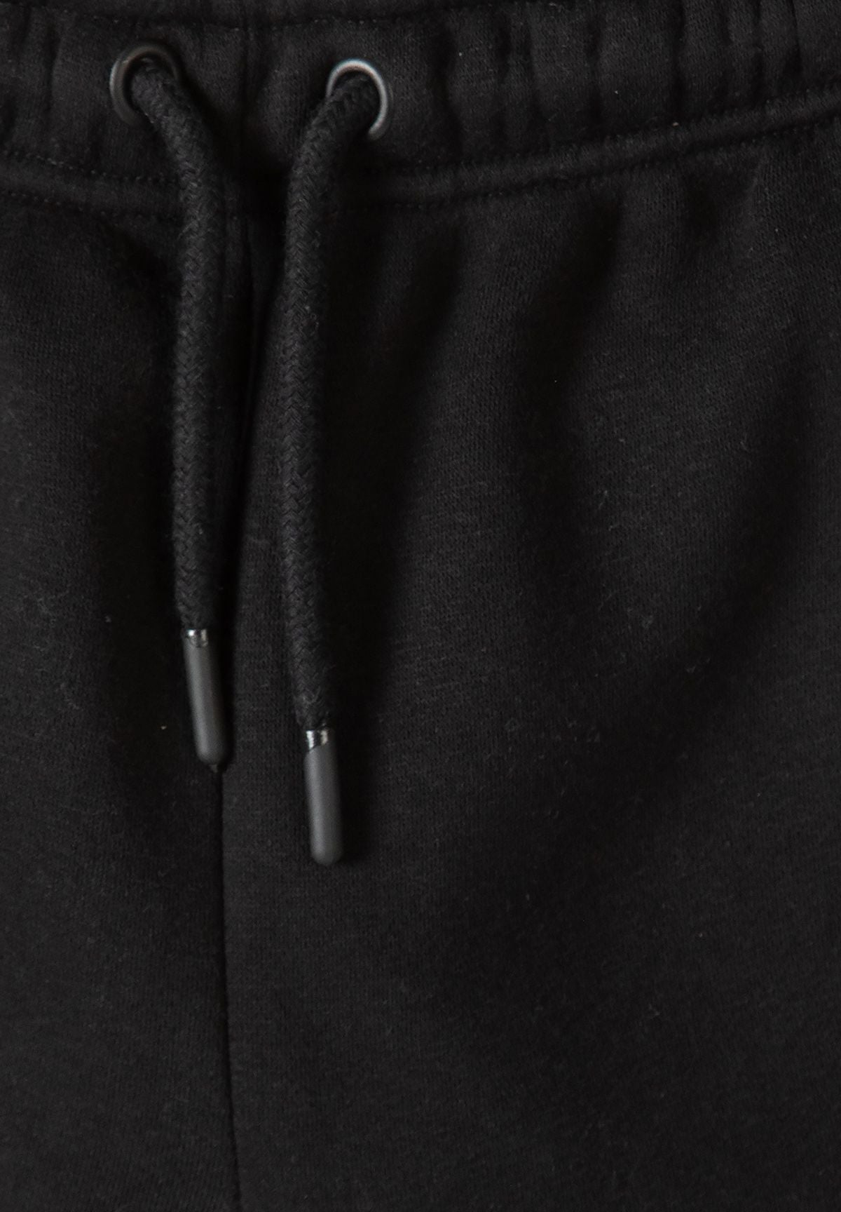 Pantaloni da jogging slim fit da bambino, neri e color cachi, con tasche con cerniera (confezione da 2), primo piano del cordoncino in vita.
