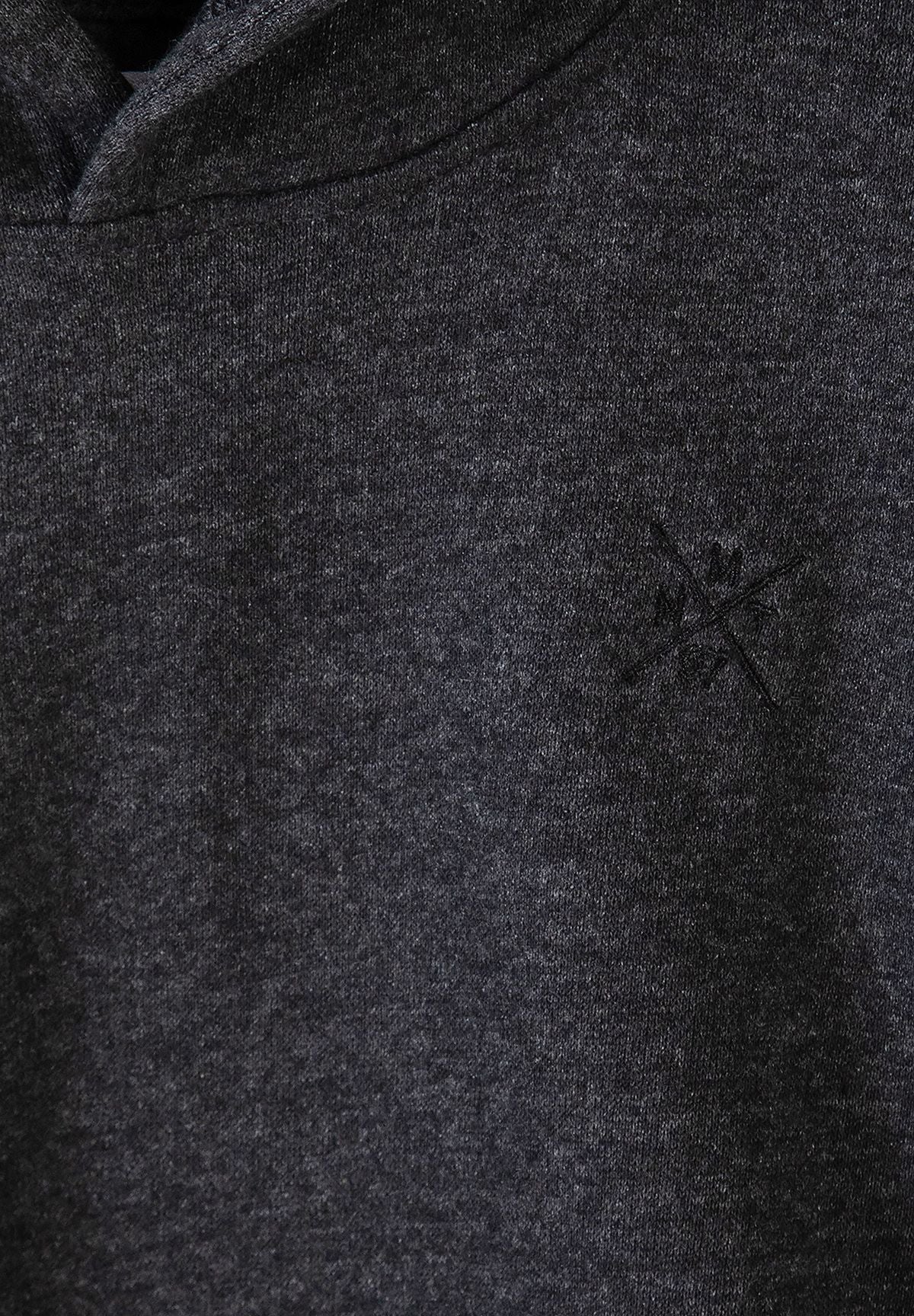 Donkergrijze hoodie en slim-fit joggingbroek voor jongens, detail van de stof.