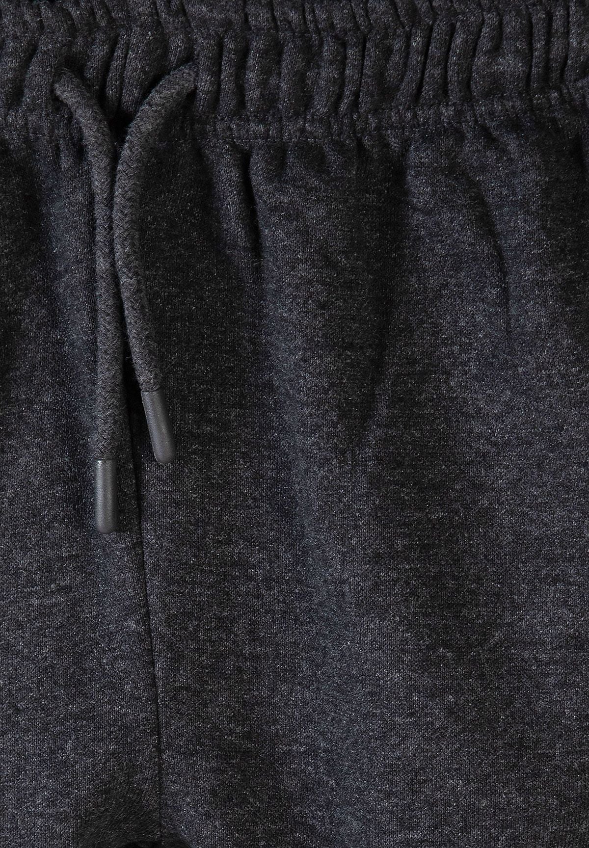 Donkergrijze hoodie en slim-fit joggingbroek voor jongens, detail van de tailleband met trekkoord.