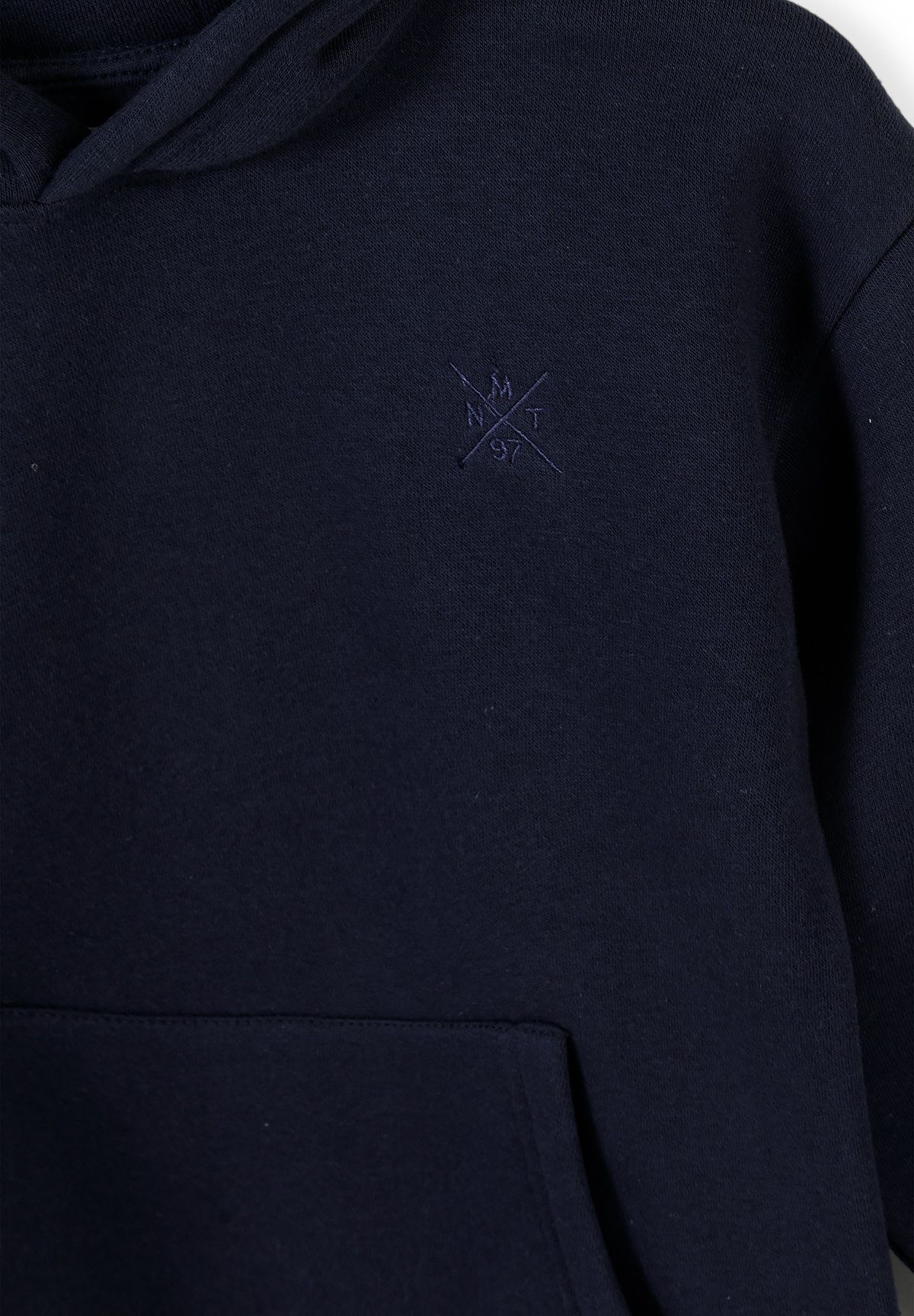 Marineblauwe hoodie en joggingbroek met slanke pasvorm voor jongens, detail van de zak en het embleem.
