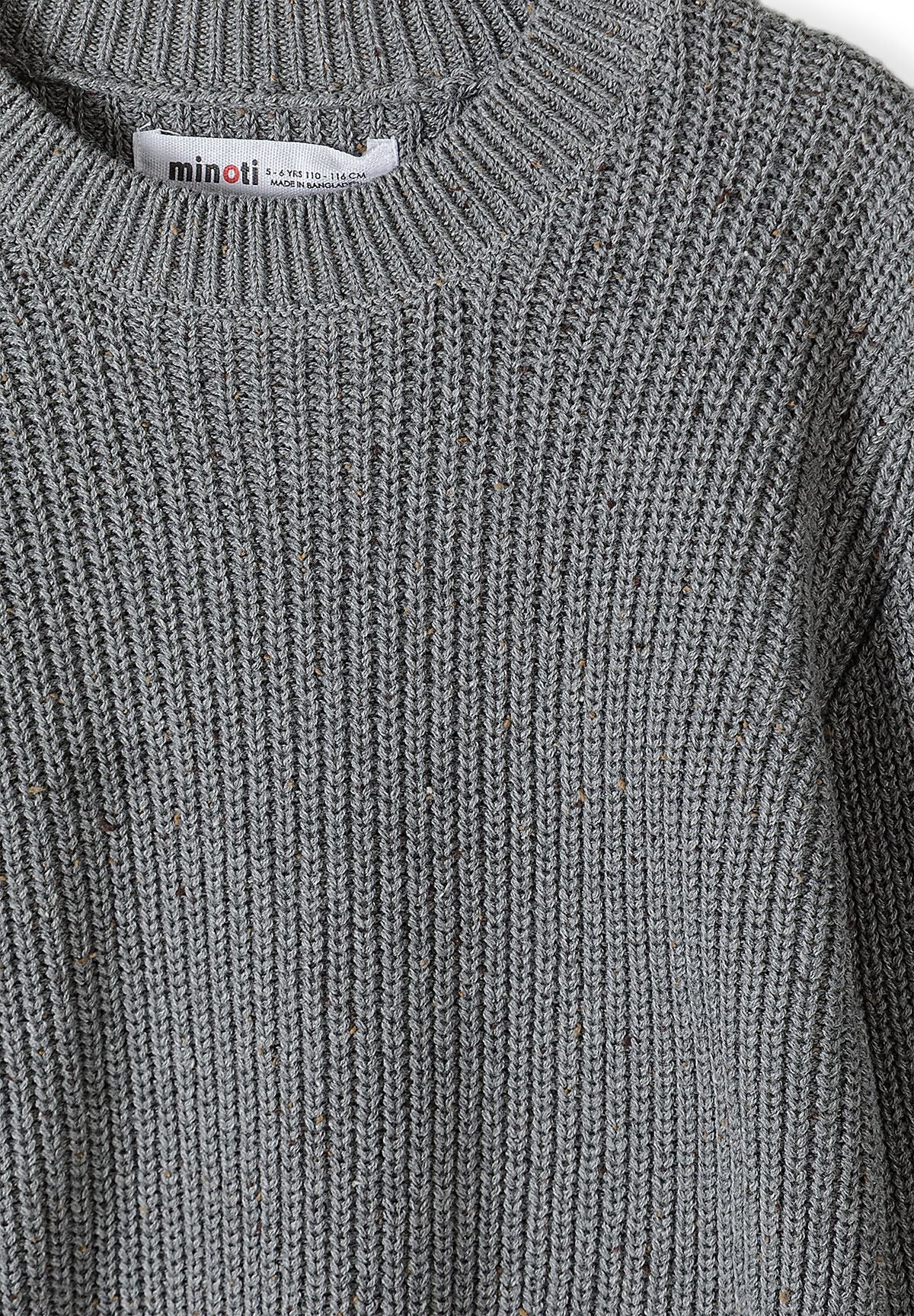 Pull à col rond côtelé gris pour garçon, gros plan sur le tricot côtelé.