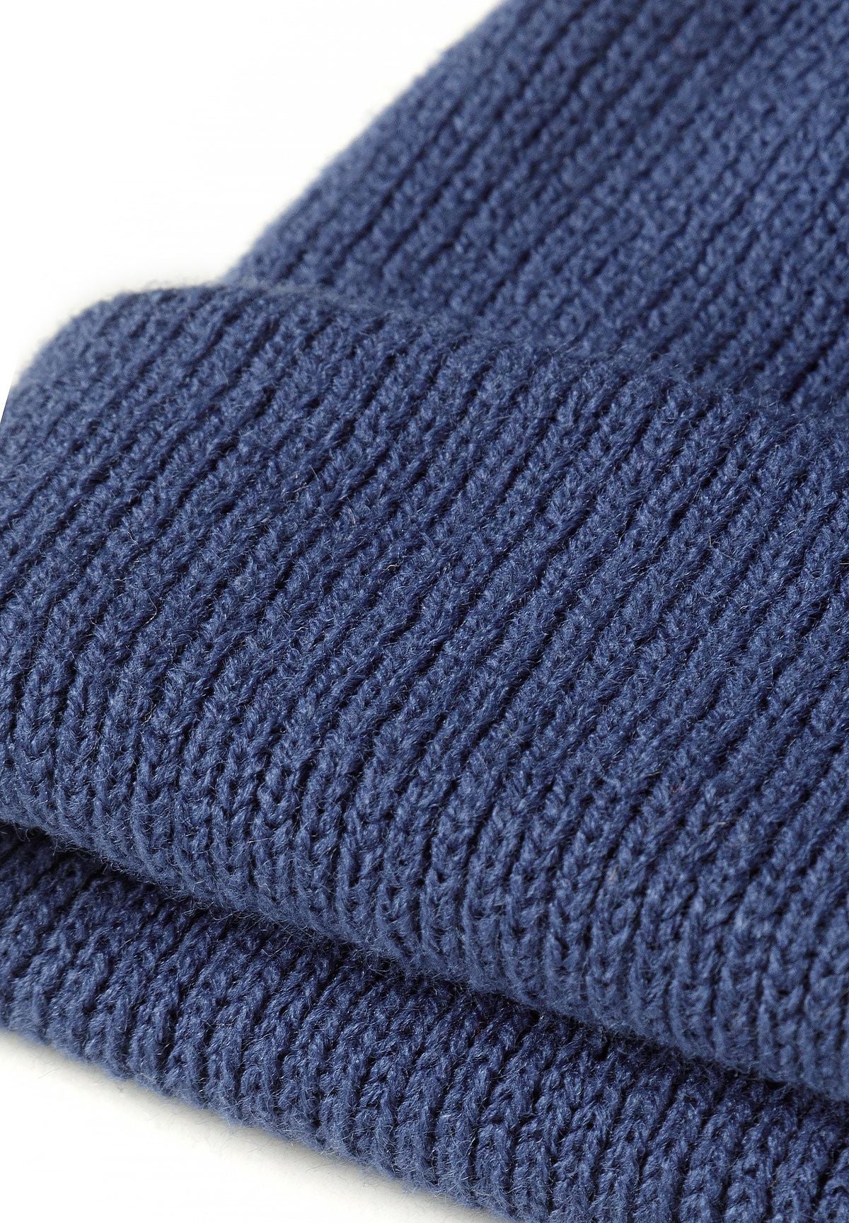 Ribgebreide mutsen voor jongens in marineblauw en bruin (set van 2), detail van de marineblauwe ribgebreide muts.
