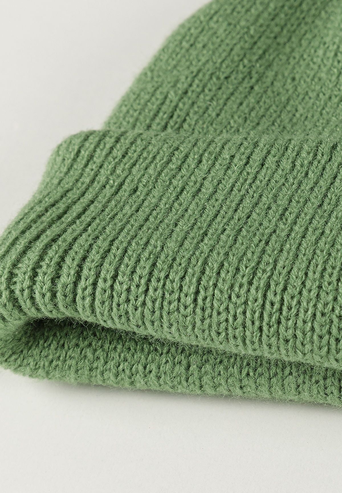 Donkergrijze en groene geribde mutsen voor jongens (set van 2), detail van het groene ribbreisel.