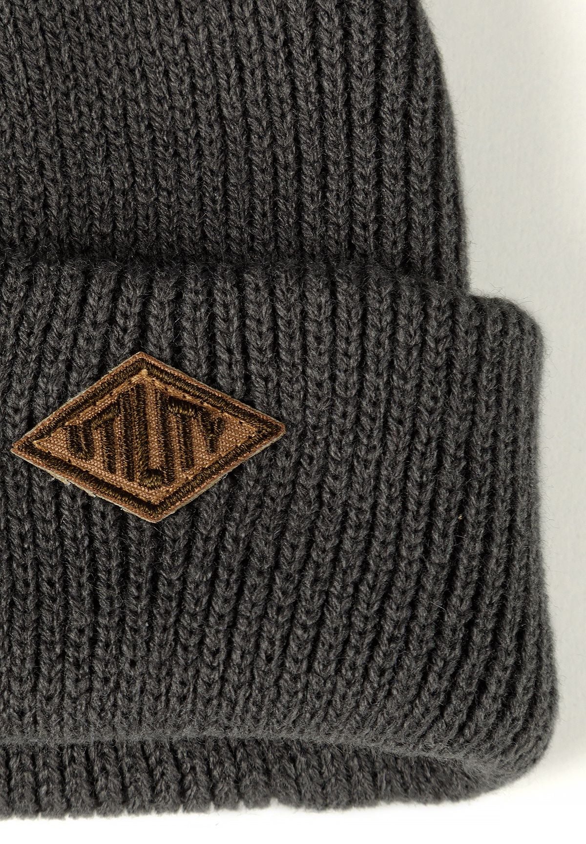Donkergrijze en groene geribbelde mutsen voor jongens (set van 2), detail van het embleem op de donkergrijze muts.