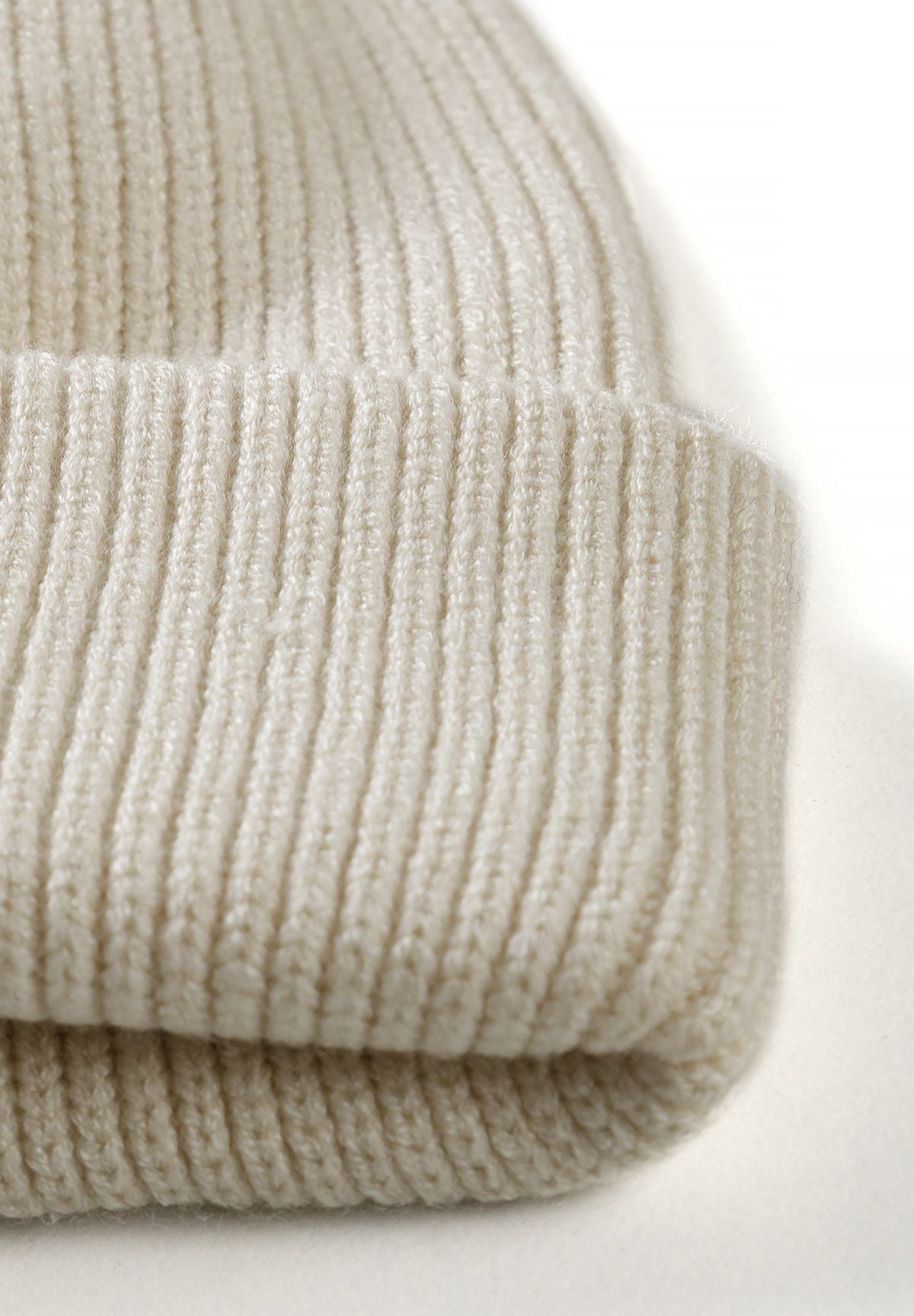 Bonnets à revers pour garçons, couleur crème et beige (lot de 2), gros plan sur le tricot côtelé crème.