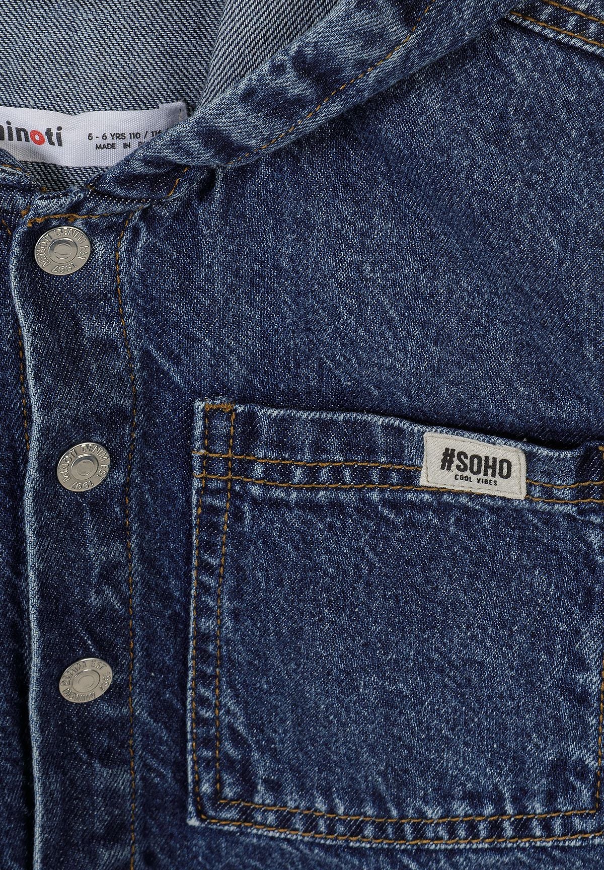 Donkerblauw denimhemd met capuchon en borstzak voor jongens, detail van de borstzak.