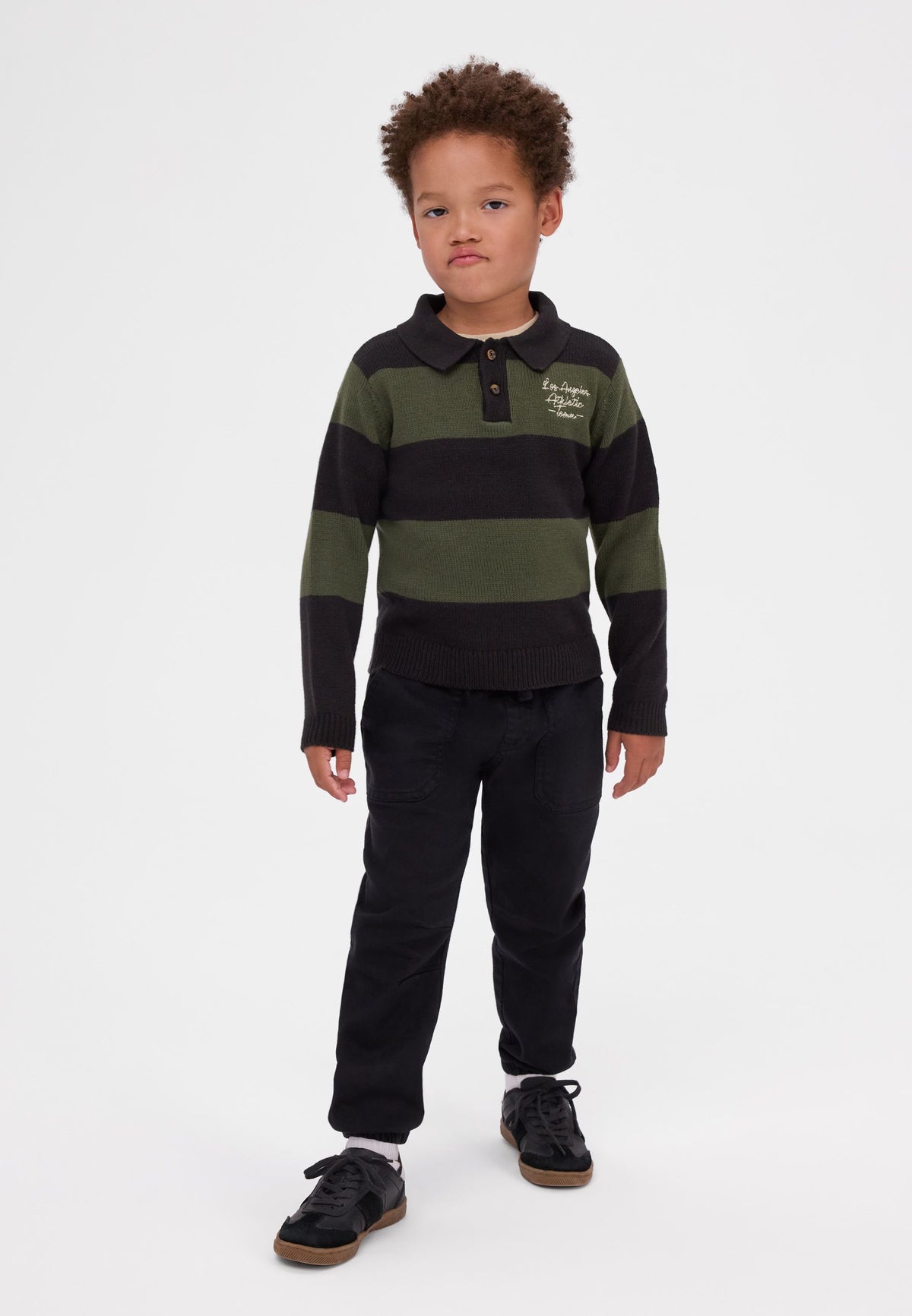 Zwarte jongensbroek met omgeslagen pijpen en elastische tailleband, vooraanzicht.