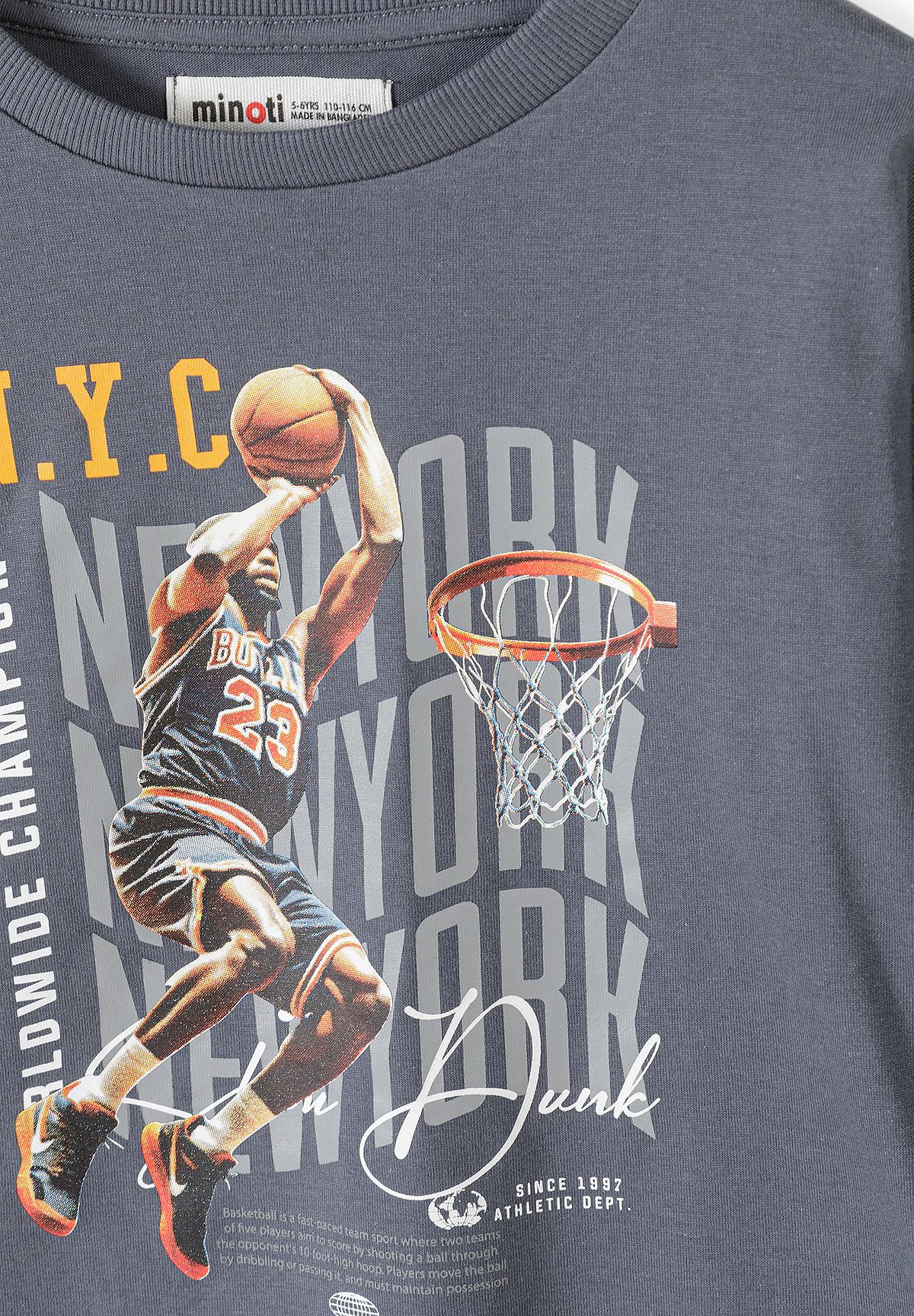 Camisetas de manga larga con estampado de baloncesto para niño (pack de 5), primer plano del estampado de baloncesto.