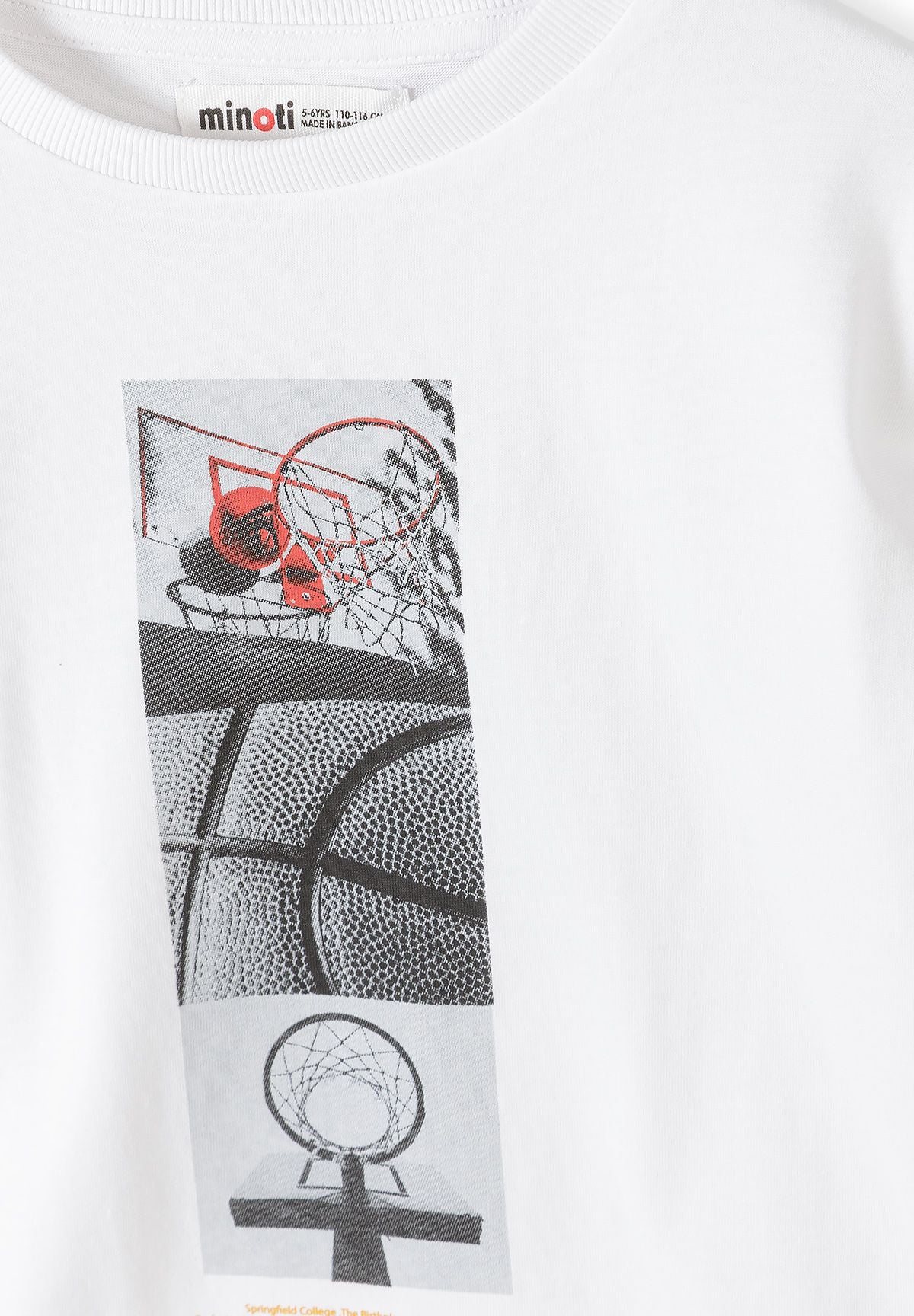 Camisetas de manga larga con estampado de baloncesto para niño (pack de 5), primer plano del estampado de la camiseta blanca.