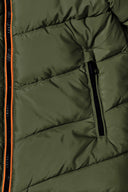 Ocieplana kurtka z kapturem i kontrastową podszewką