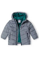 Ocieplana kurtka z kapturem i kontrastową podszewką