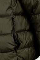 Kurtka z odpinanym kapturem i ukrytymi kieszeniami