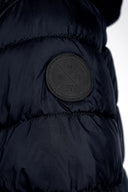 Kurtka z odpinanym kapturem i ukrytymi kieszeniami